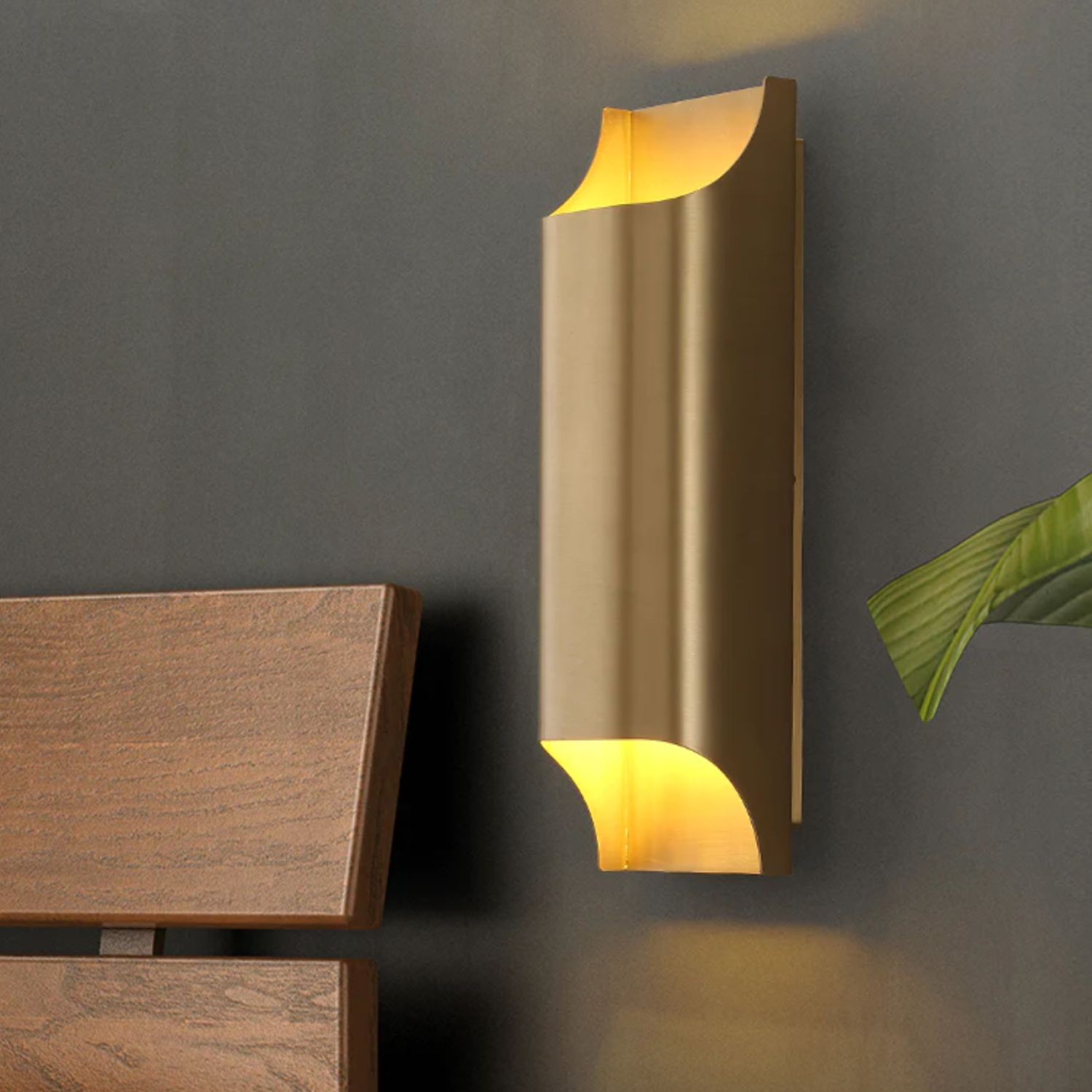 Blair 12 : a Contemporary Wall Light Sconce in Brass